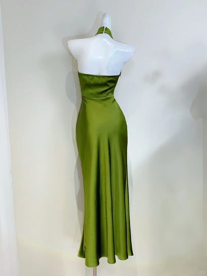 Elegantes minimalistisches grünes schmales Neckholder-Satin-Abendkleid P4063