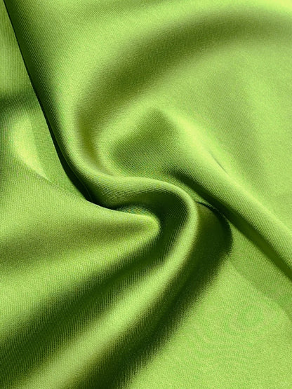 Elegantes minimalistisches grünes schmales Neckholder-Satin-Abendkleid P4063