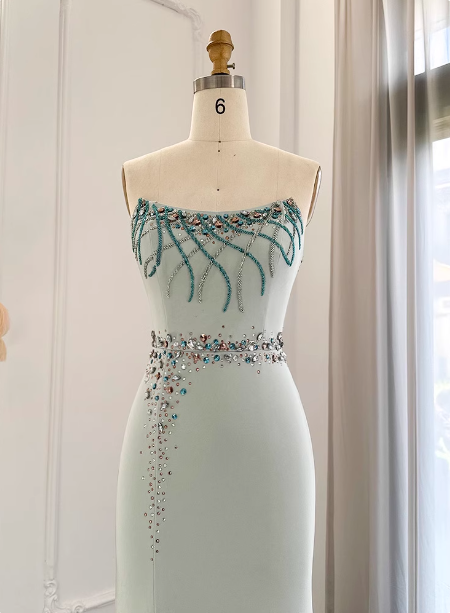 Elegantes mintgrünes Meerjungfrauen-Abendkleid Trägerlos Strass Hotfix Schlitz Satin Lang Ballkleid Abendkleid P4630