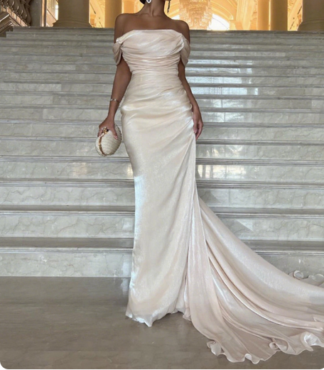 Elegantes champagnerfarbenes Meerjungfrauen-Abendkleid mit Schleppe, schulterfreiem Design, Rüschen und Satin P4631