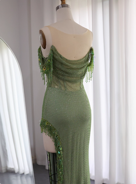 Elegantes grünes Meerjungfrauen-Abendkleid mit Tüllschlitz und Quasten P4633