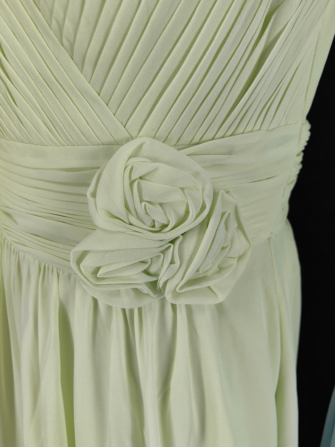 Elegantes hellgrünes, ärmelloses, rüschenbesetztes Chiffon-Abendkleid mit V-Ausschnitt in A-Linie P4641
