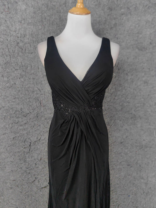 Robe de soirée longue en mousseline et dentelle noire classique à col en V, sans manches et dos nu P4642