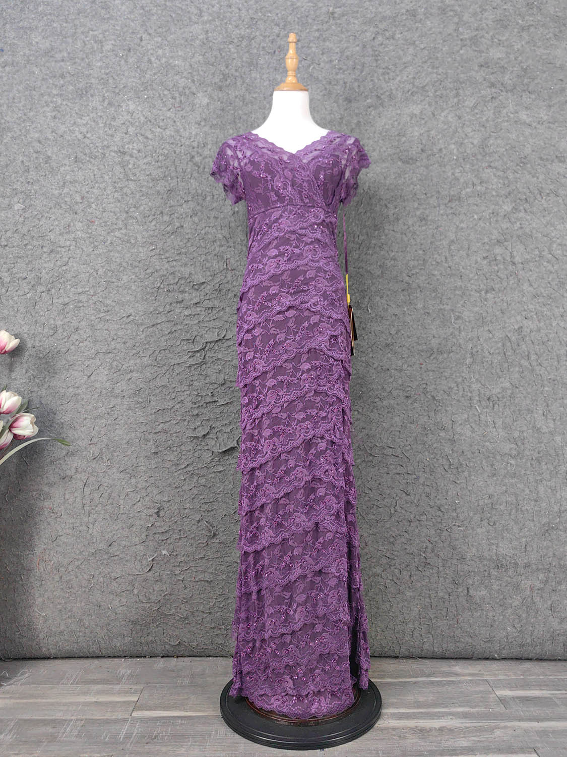 Elegantes langes Ballkleid mit V-Ausschnitt aus Spitze in Lila P4643