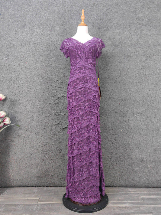 Elegantes langes Ballkleid mit V-Ausschnitt aus Spitze in Lila P4643