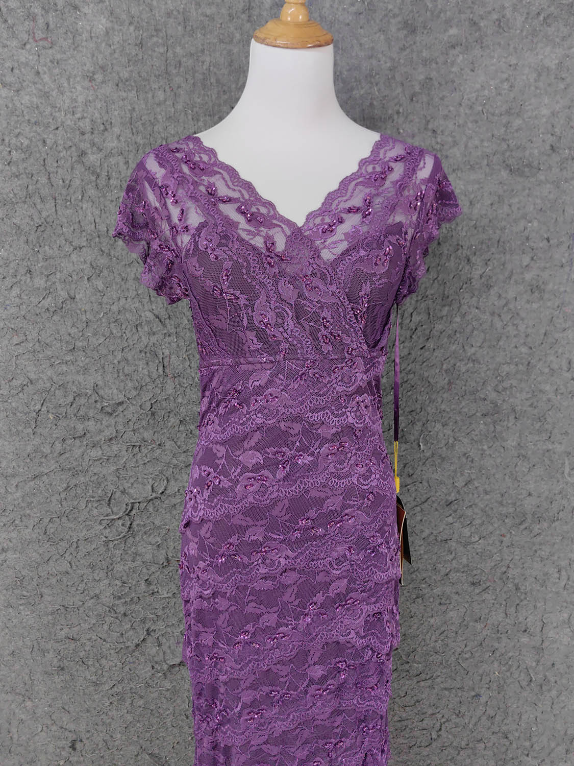 Elegantes langes Ballkleid mit V-Ausschnitt aus Spitze in Lila P4643