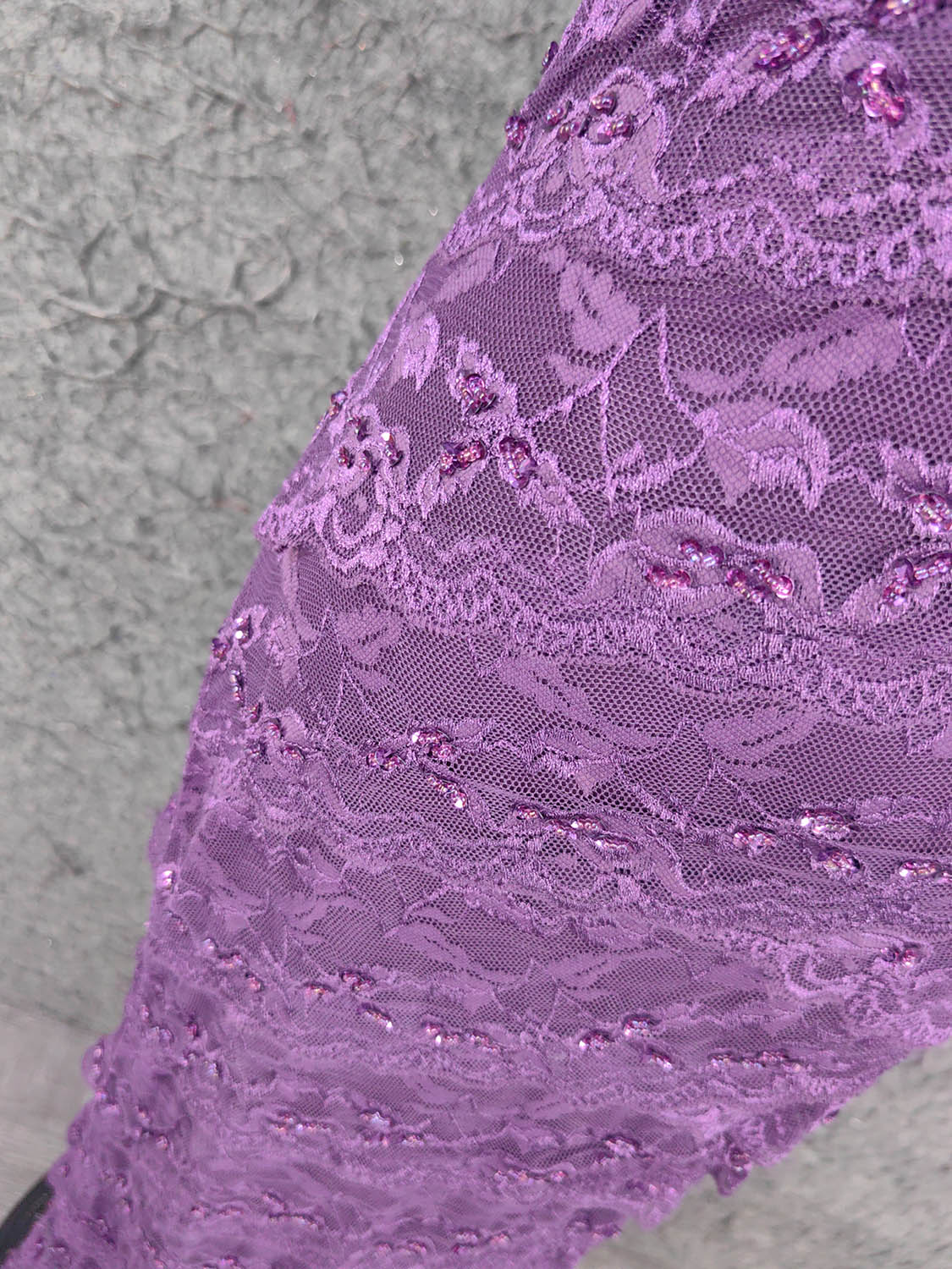 Elegantes langes Ballkleid mit V-Ausschnitt aus Spitze in Lila P4643