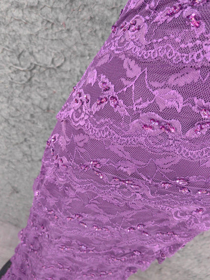 Elegantes langes Ballkleid mit V-Ausschnitt aus Spitze in Lila P4643