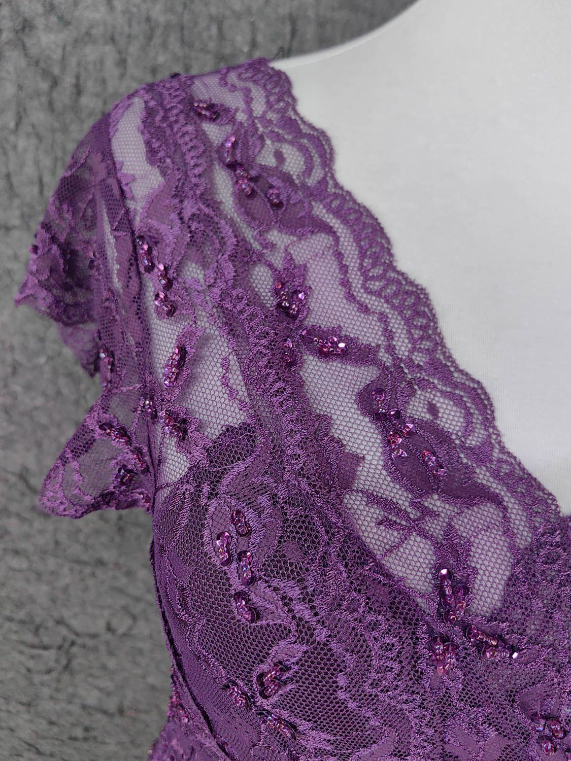Elegantes langes Ballkleid mit V-Ausschnitt aus Spitze in Lila P4643