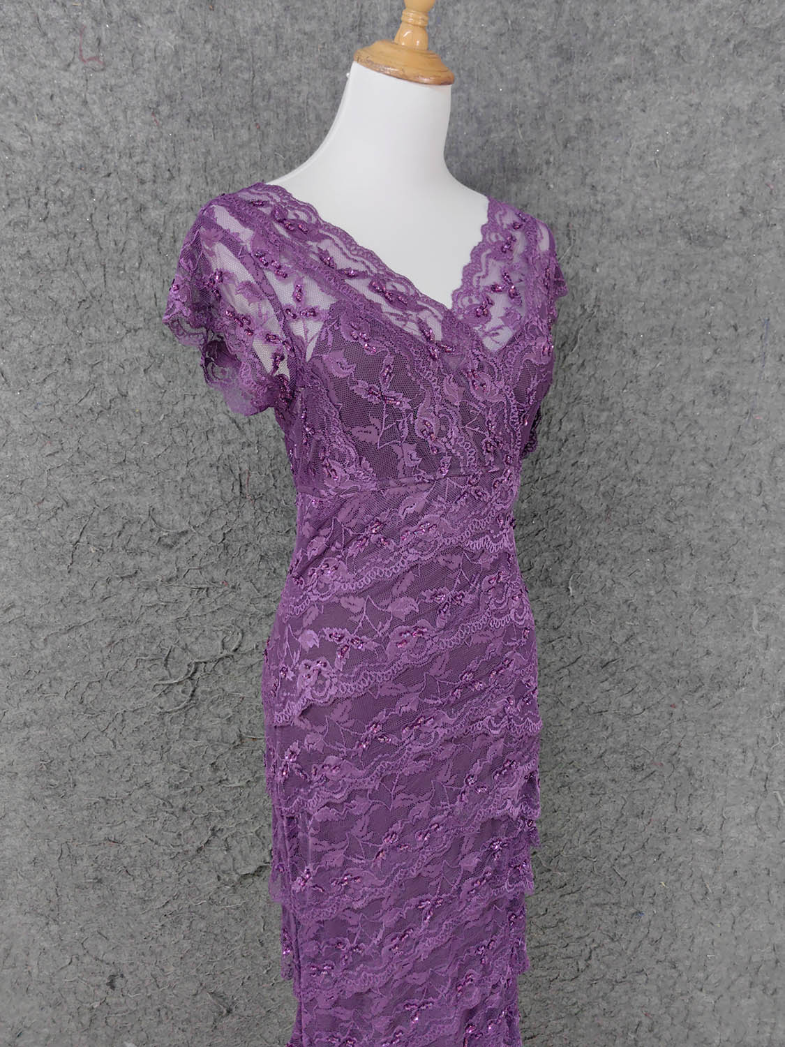 Elegantes langes Ballkleid mit V-Ausschnitt aus Spitze in Lila P4643
