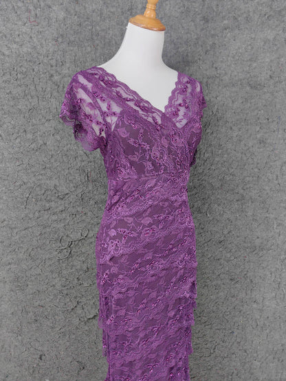 Elegantes langes Ballkleid mit V-Ausschnitt aus Spitze in Lila P4643