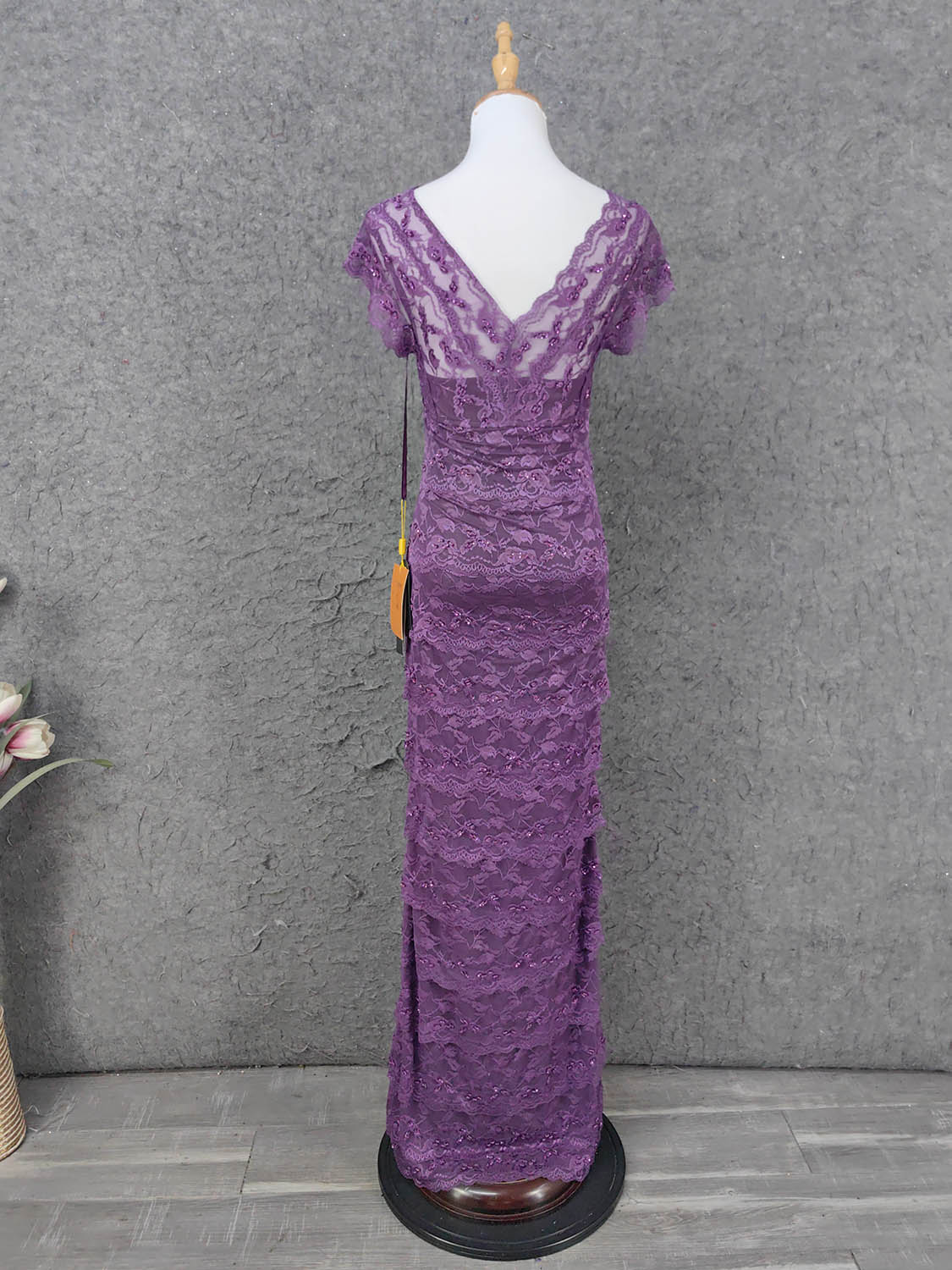 Elegantes langes Ballkleid mit V-Ausschnitt aus Spitze in Lila P4643