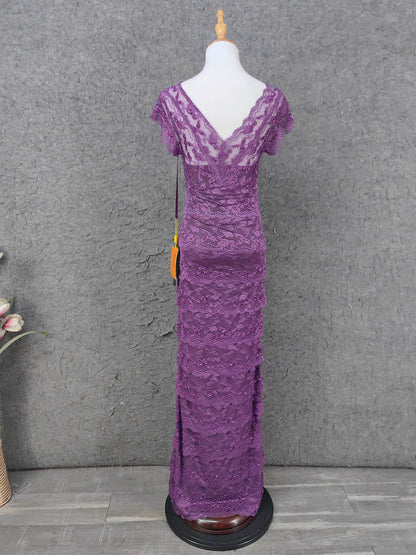 Elegantes langes Ballkleid mit V-Ausschnitt aus Spitze in Lila P4643