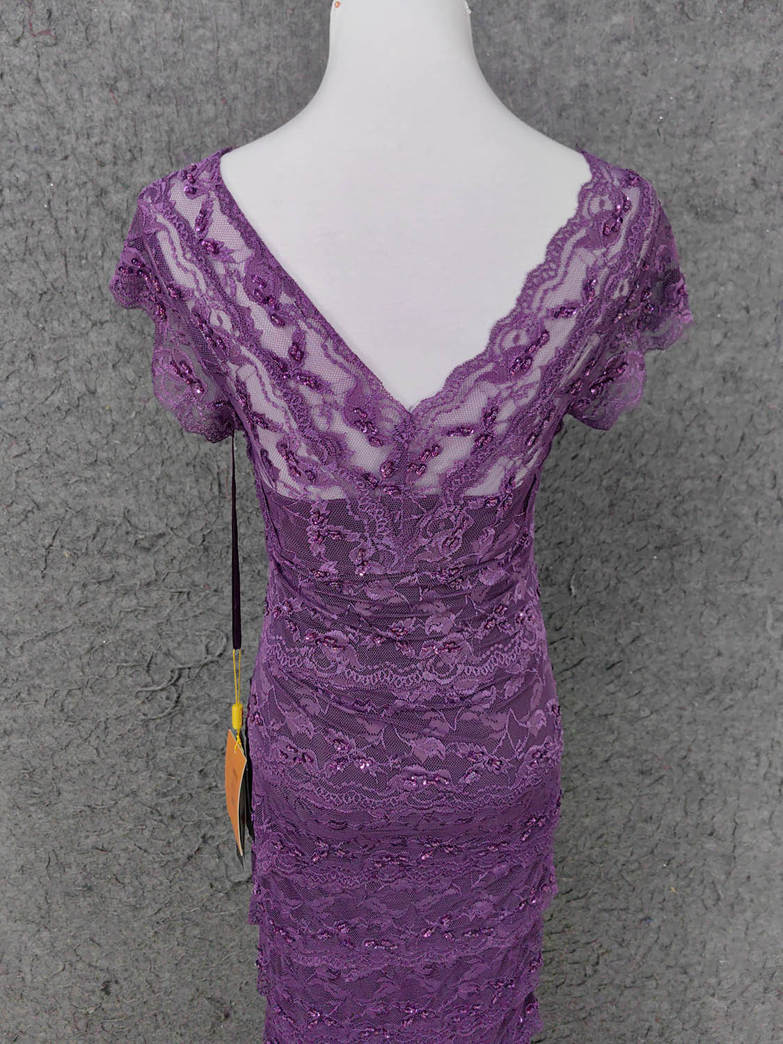 Elegantes langes Ballkleid mit V-Ausschnitt aus Spitze in Lila P4643