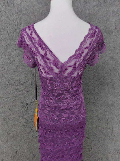 Elegantes langes Ballkleid mit V-Ausschnitt aus Spitze in Lila P4643