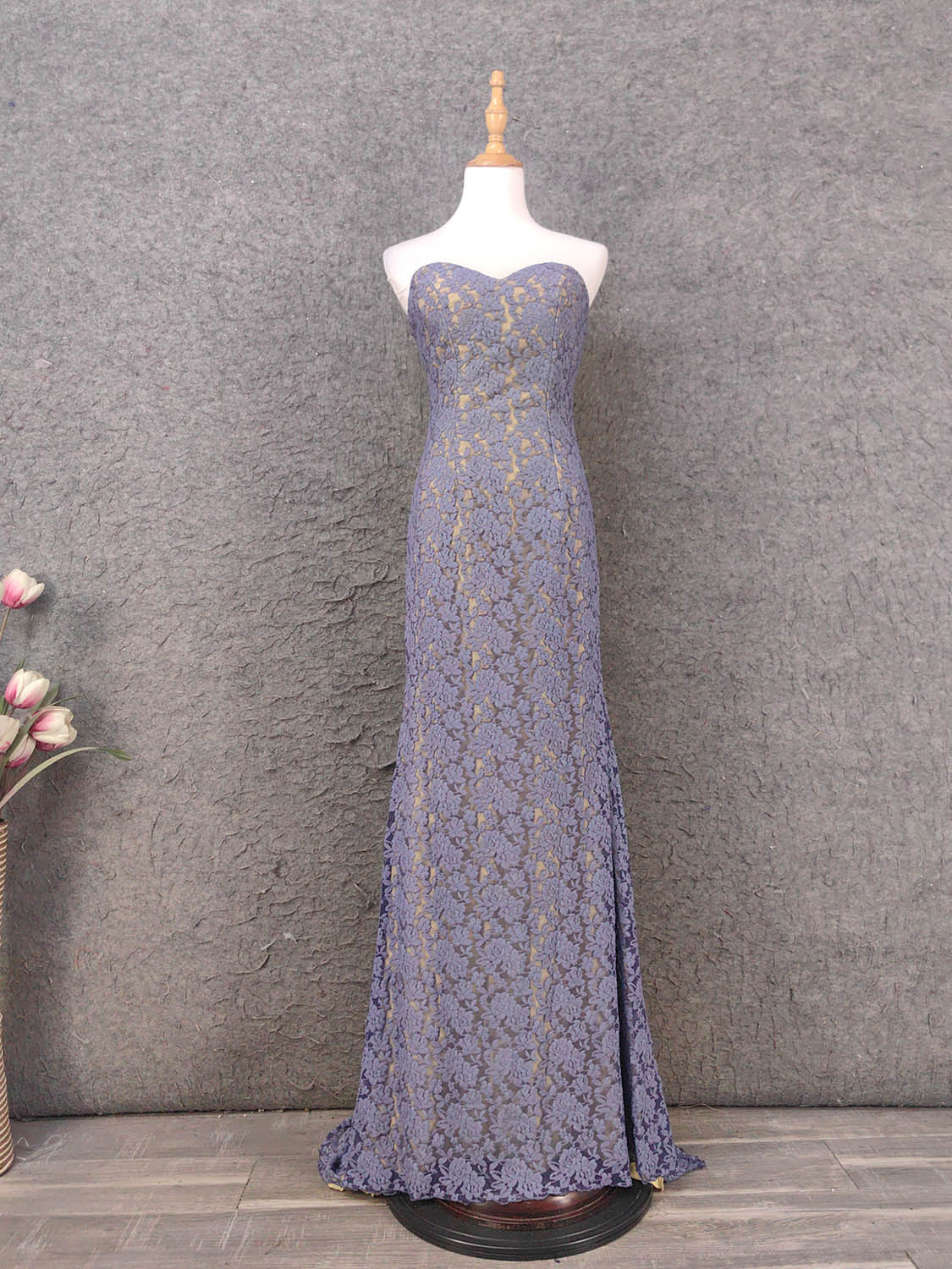 Elegantes langes Ballkleid P4644 aus Spitze in Lila mit herzförmigem Ausschnitt und Beinschlitz