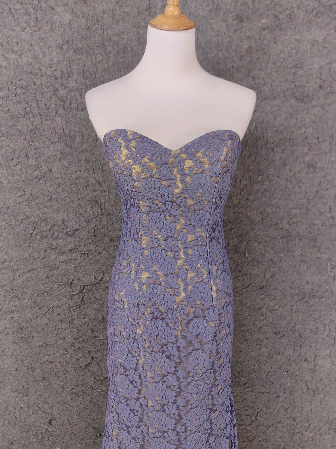 Elegantes langes Ballkleid P4644 aus Spitze in Lila mit herzförmigem Ausschnitt und Beinschlitz