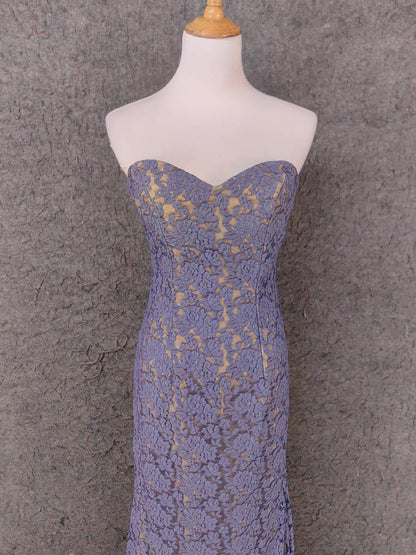 Elegantes langes Ballkleid P4644 aus Spitze in Lila mit herzförmigem Ausschnitt und Beinschlitz