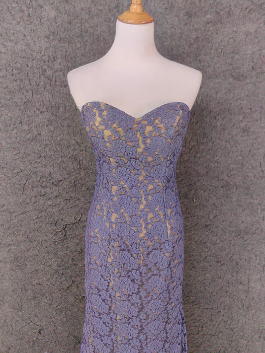 Elegantes langes Ballkleid P4644 aus Spitze in Lila mit herzförmigem Ausschnitt und Beinschlitz