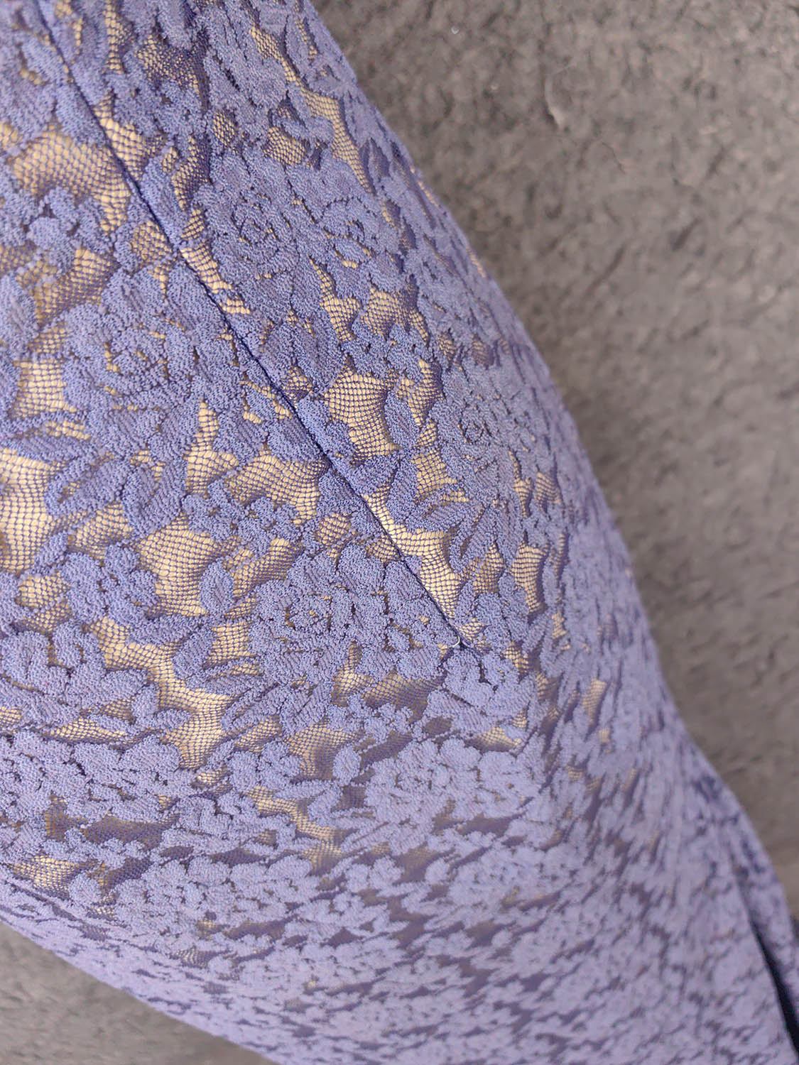 Elegantes langes Ballkleid P4644 aus Spitze in Lila mit herzförmigem Ausschnitt und Beinschlitz
