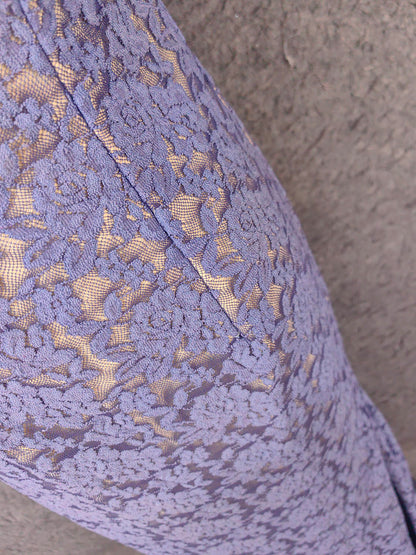 Elegantes langes Ballkleid P4644 aus Spitze in Lila mit herzförmigem Ausschnitt und Beinschlitz