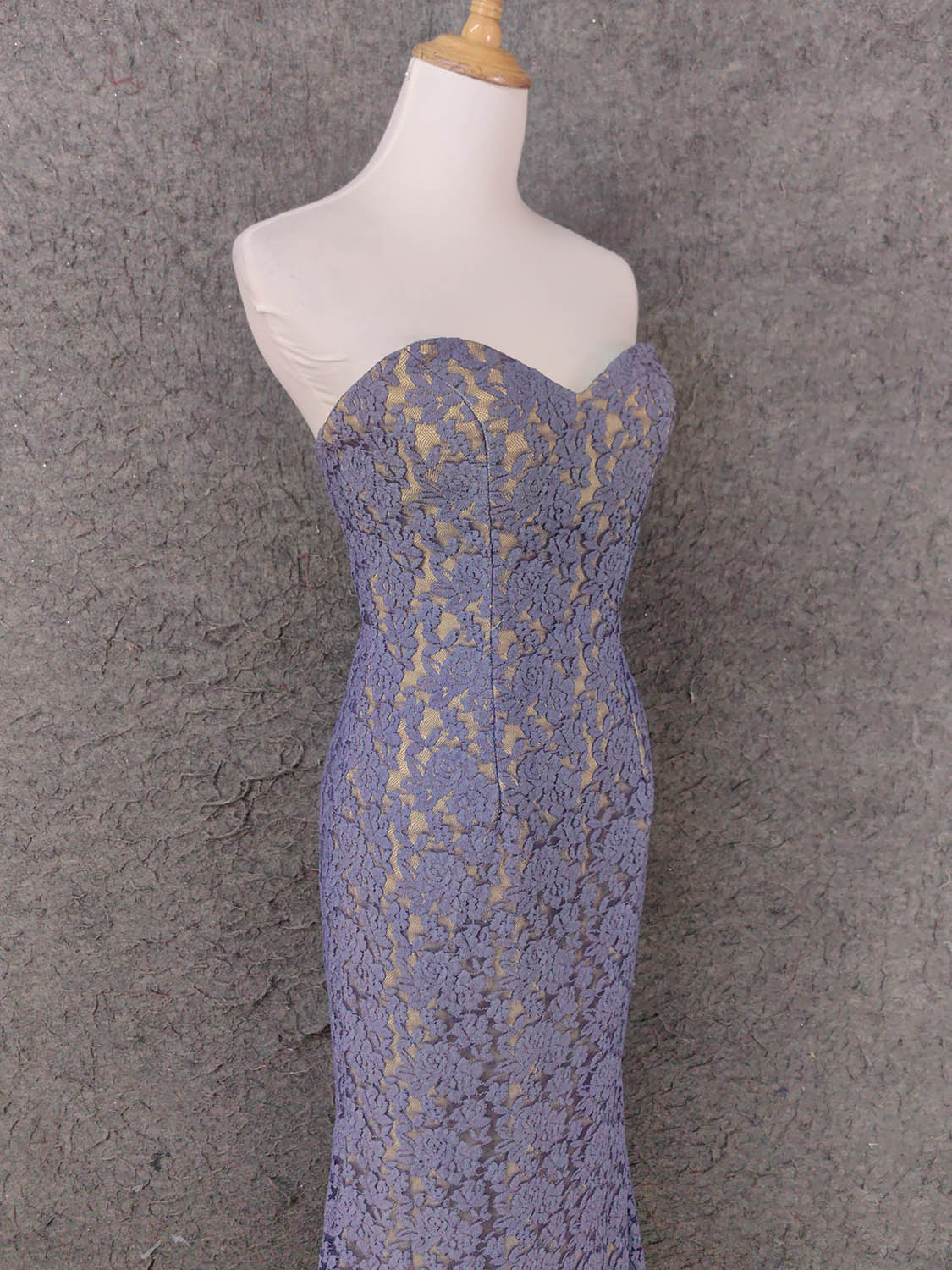 Elegantes langes Ballkleid P4644 aus Spitze in Lila mit herzförmigem Ausschnitt und Beinschlitz