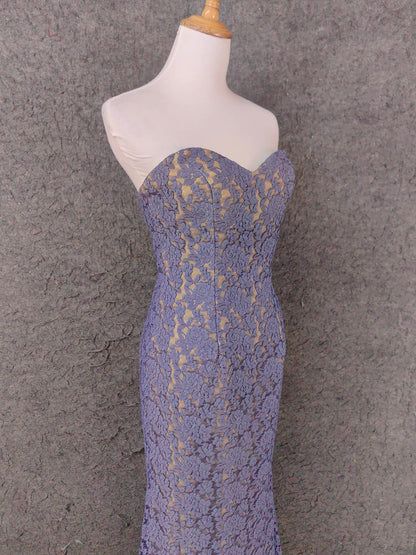 Elegantes langes Ballkleid P4644 aus Spitze in Lila mit herzförmigem Ausschnitt und Beinschlitz
