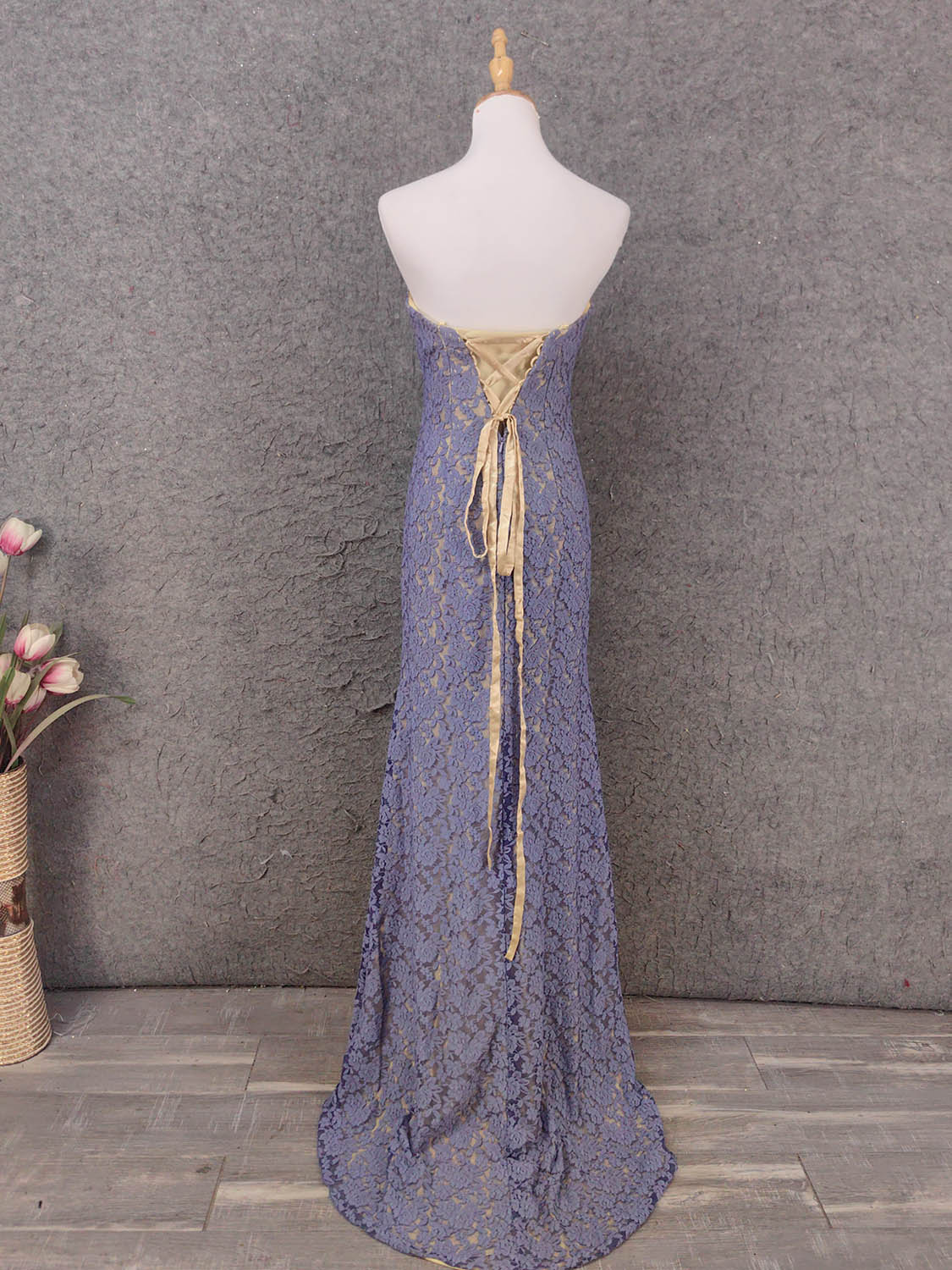 Elegantes langes Ballkleid P4644 aus Spitze in Lila mit herzförmigem Ausschnitt und Beinschlitz