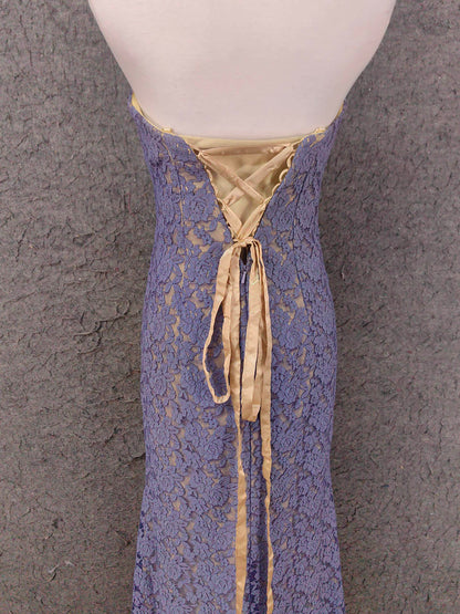 Elegantes langes Ballkleid P4644 aus Spitze in Lila mit herzförmigem Ausschnitt und Beinschlitz