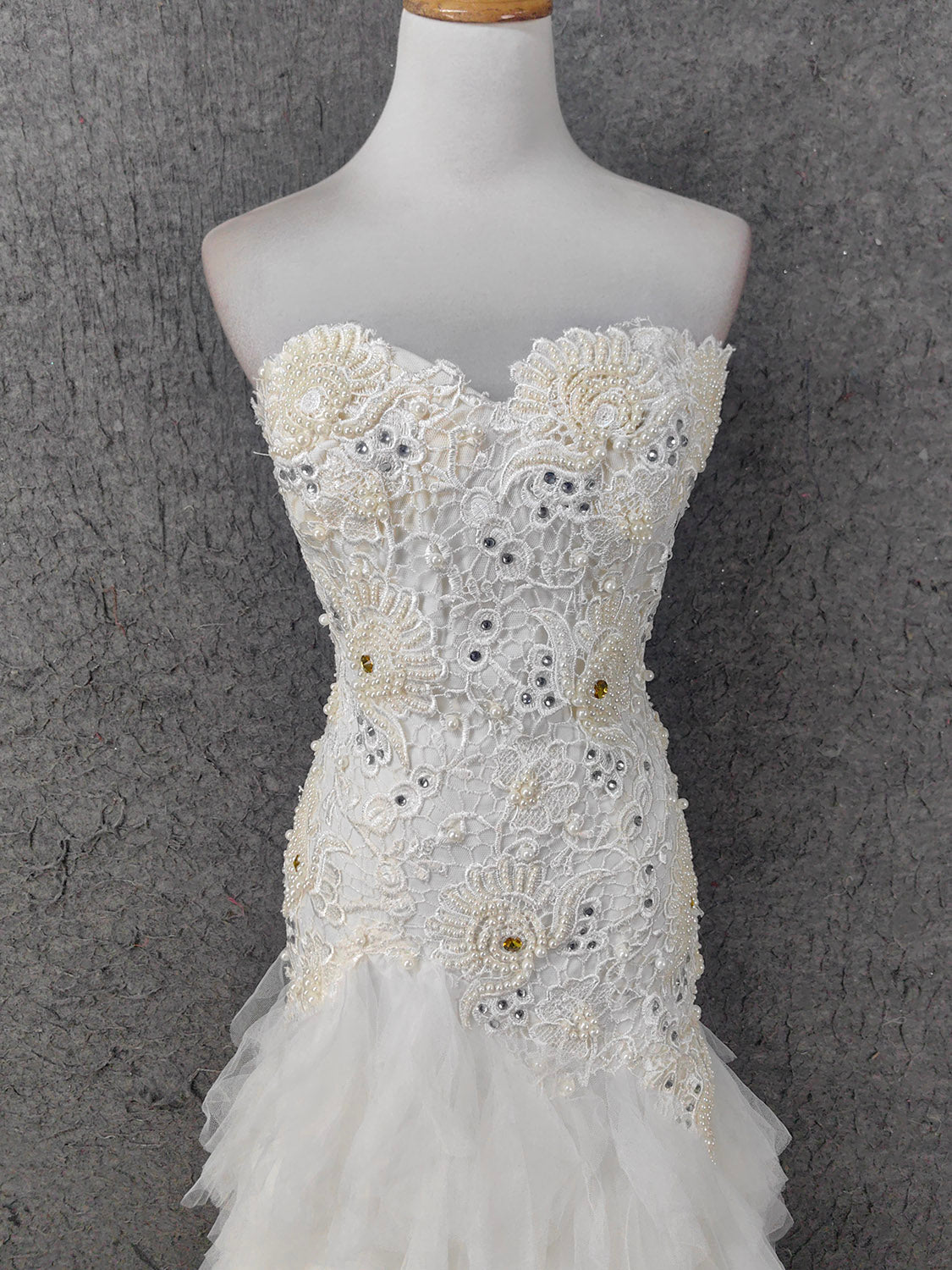 Elegantes reinweißes Sweetheart-Neck Perlen Spitzen Tüll langes Ballkleid Abendkleid P4645