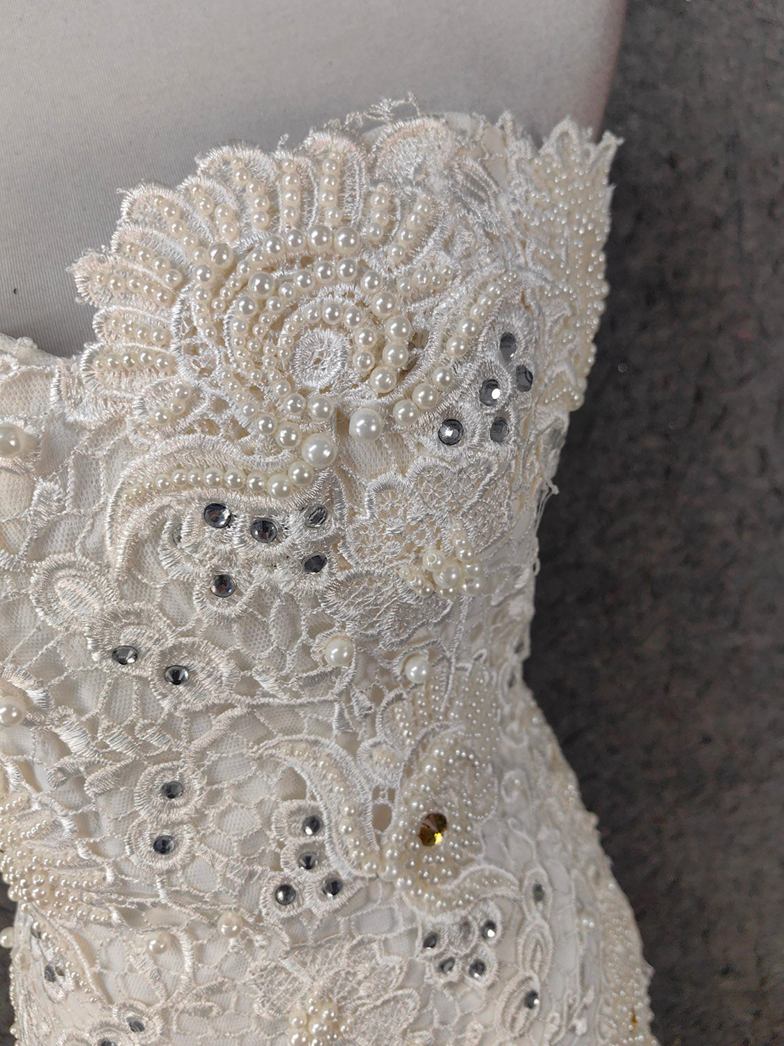 Elegantes reinweißes Sweetheart-Neck Perlen Spitzen Tüll langes Ballkleid Abendkleid P4645