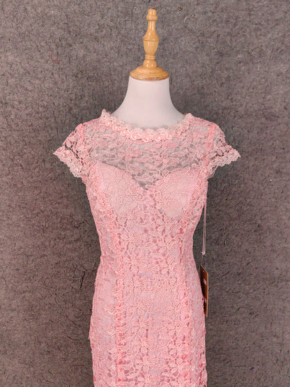 Elegantes rosa Meerjungfrau-Abendkleid mit kurzen Ärmeln, Rundhalsausschnitt, Cutouts und Spitze P4649