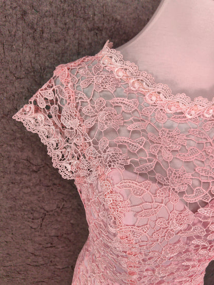 Elegantes rosa Meerjungfrau-Abendkleid mit kurzen Ärmeln, Rundhalsausschnitt, Cutouts und Spitze P4649