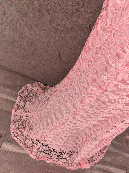 Elegantes rosa Meerjungfrau-Abendkleid mit kurzen Ärmeln, Rundhalsausschnitt, Cutouts und Spitze P4649
