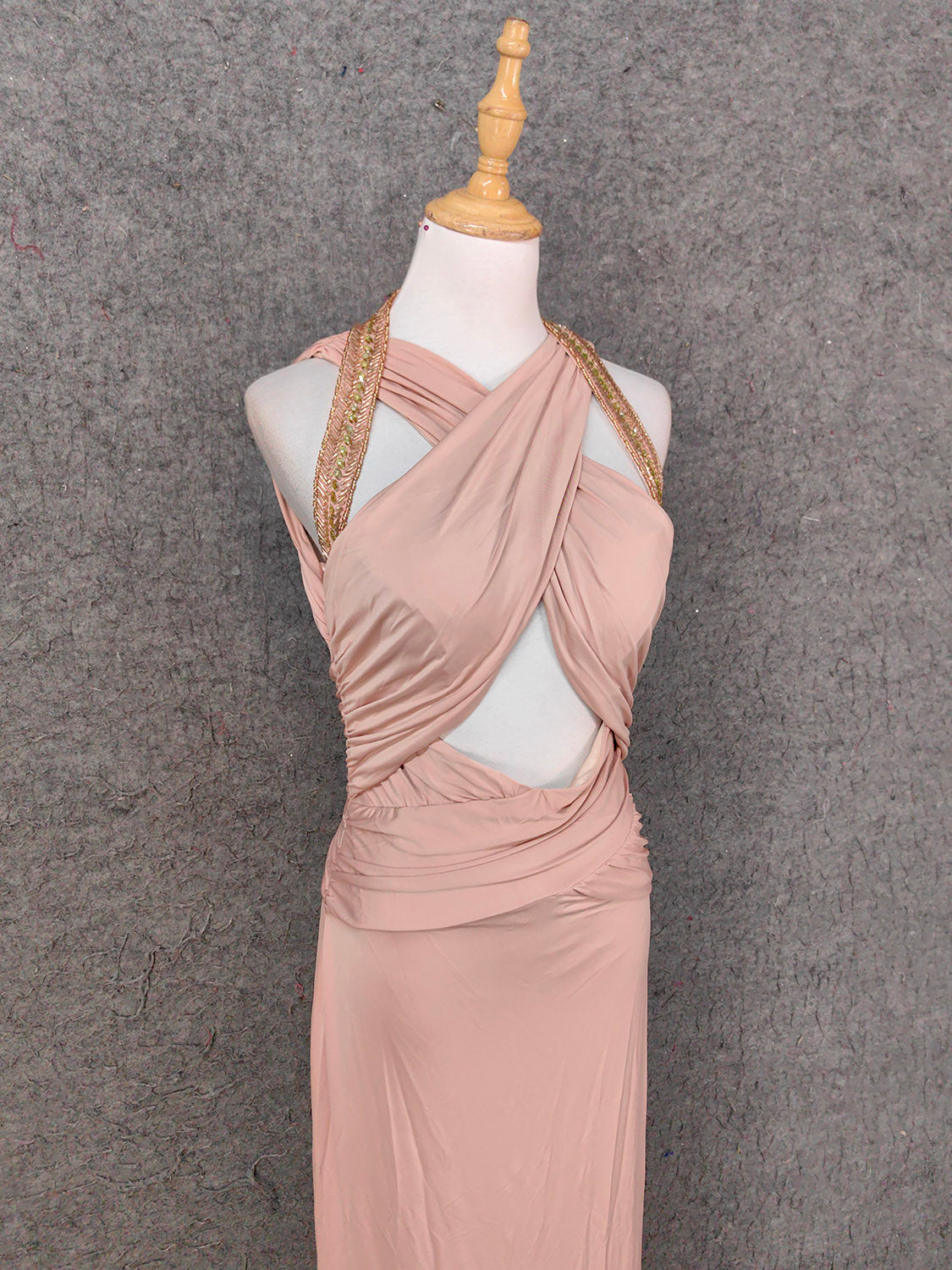 Atemberaubendes rosa, ärmelloses, perlenbesetztes Satin-Ballkleid mit Überkreuzträgern Abendkleid P4650