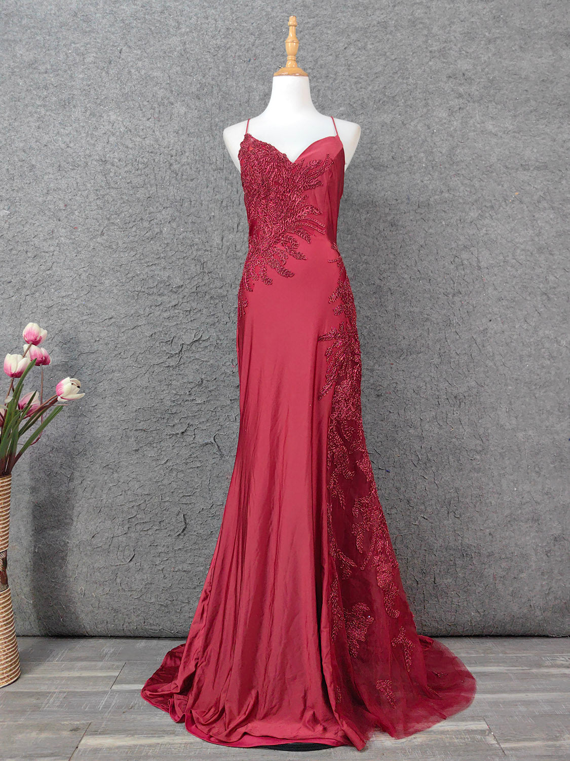 Klassisches burgunderrotes Meerjungfrauen-Spaghettiträger-V-Ausschnitt besticktes Satin-langes Ballkleid Abendkleid P4652