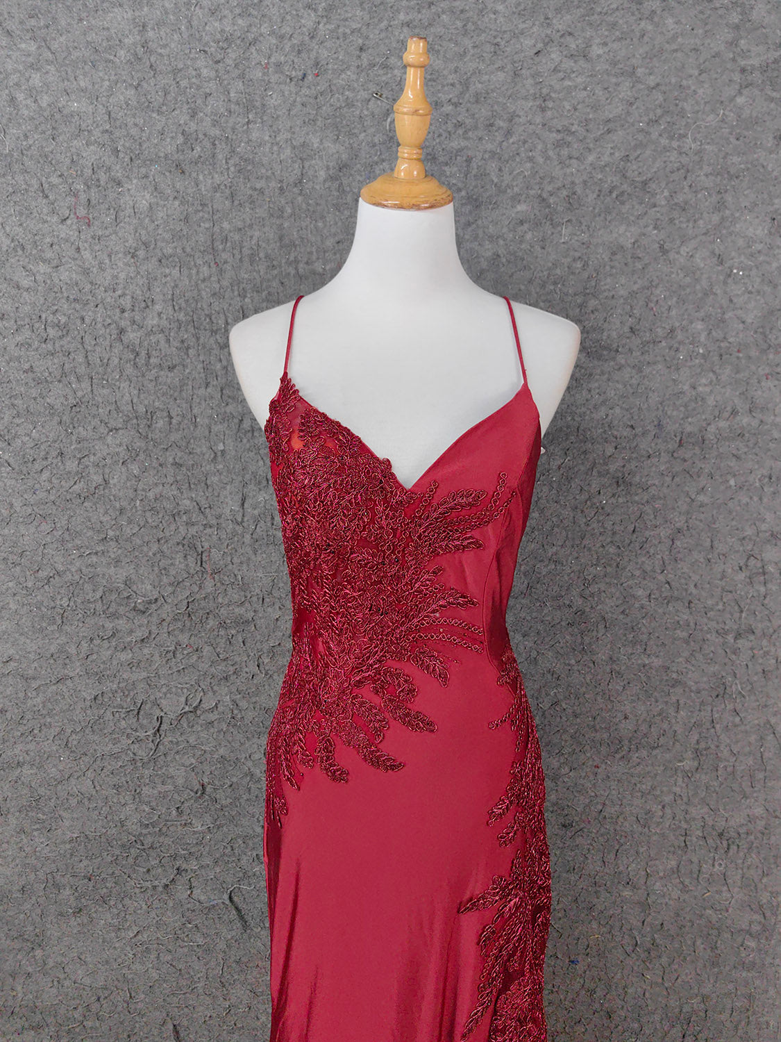 Klassisches burgunderrotes Meerjungfrauen-Spaghettiträger-V-Ausschnitt besticktes Satin-langes Ballkleid Abendkleid P4652