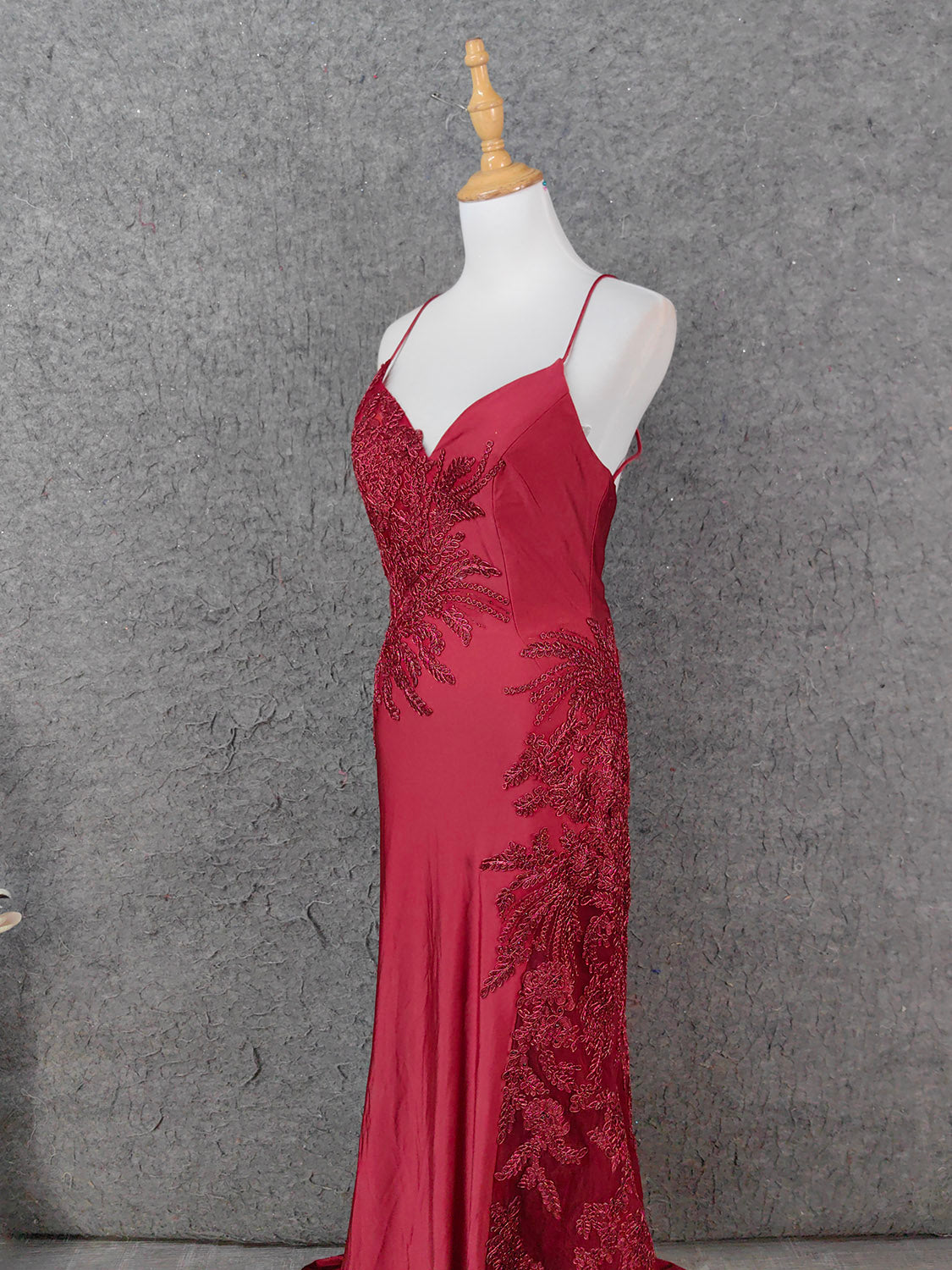 Klassisches burgunderrotes Meerjungfrauen-Spaghettiträger-V-Ausschnitt besticktes Satin-langes Ballkleid Abendkleid P4652