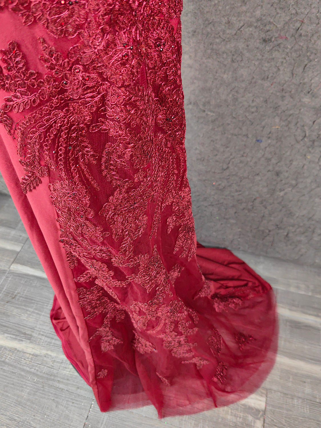 Klassisches burgunderrotes Meerjungfrauen-Spaghettiträger-V-Ausschnitt besticktes Satin-langes Ballkleid Abendkleid P4652