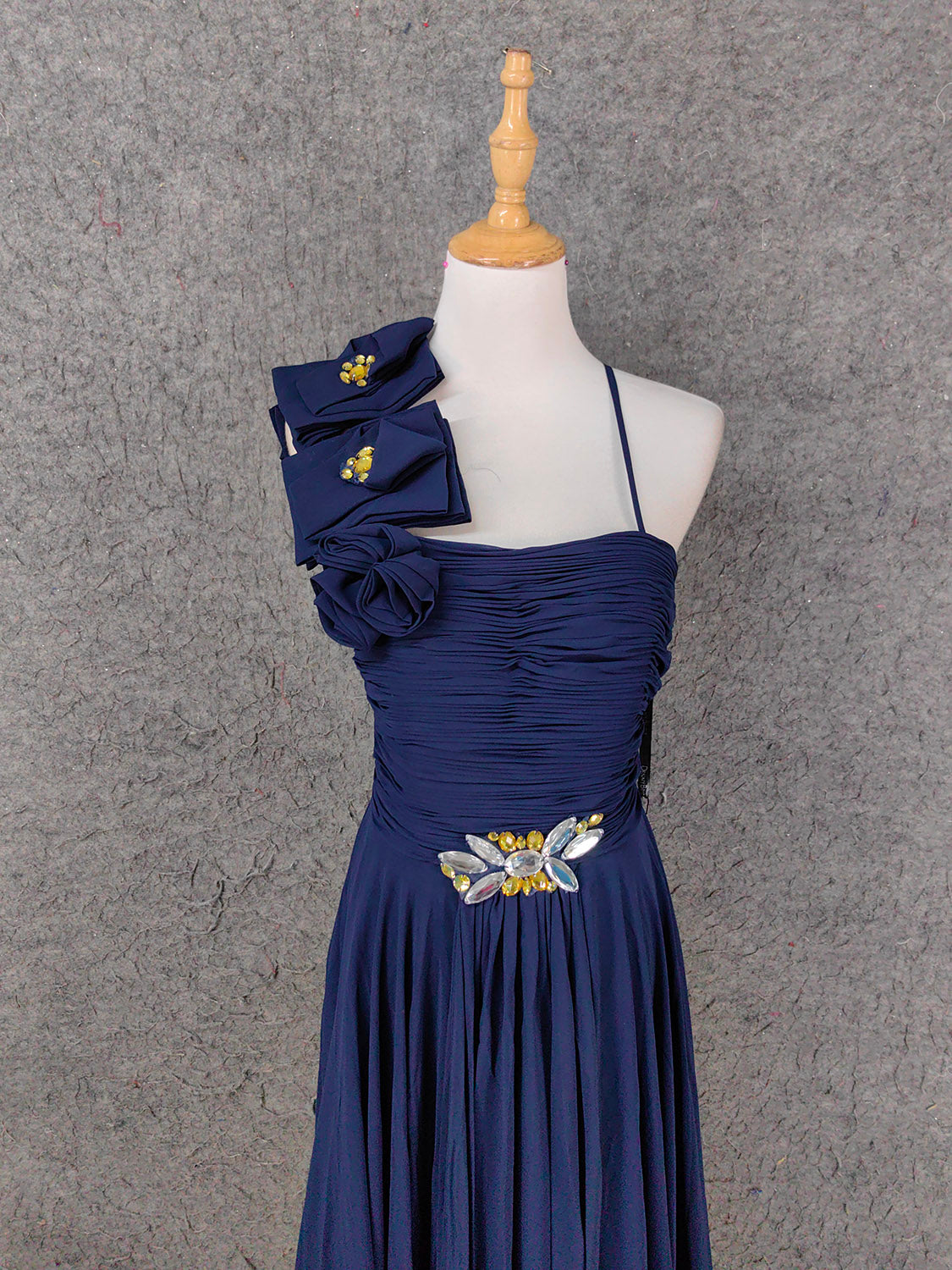 Elegantes nachtblaues One-Shoulder Abendkleid aus Chiffon mit 3D-Blumen P4654