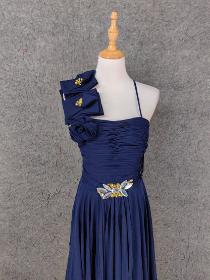 Elegantes nachtblaues One-Shoulder Abendkleid aus Chiffon mit 3D-Blumen P4654