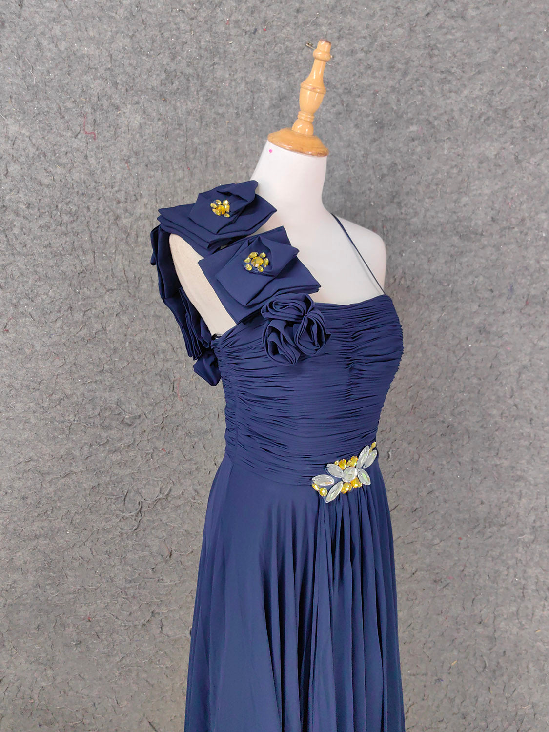Elegantes nachtblaues One-Shoulder Abendkleid aus Chiffon mit 3D-Blumen P4654