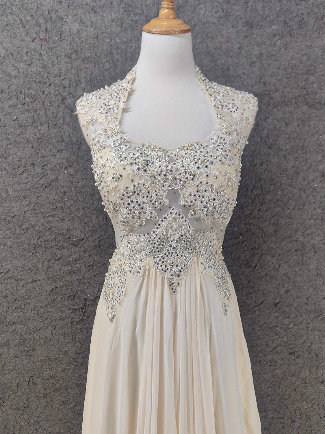 Elegantes elfenbeinfarbenes, perlenbesetztes Spitzen-Chiffon-Abendkleid mit Flügelärmeln P4657