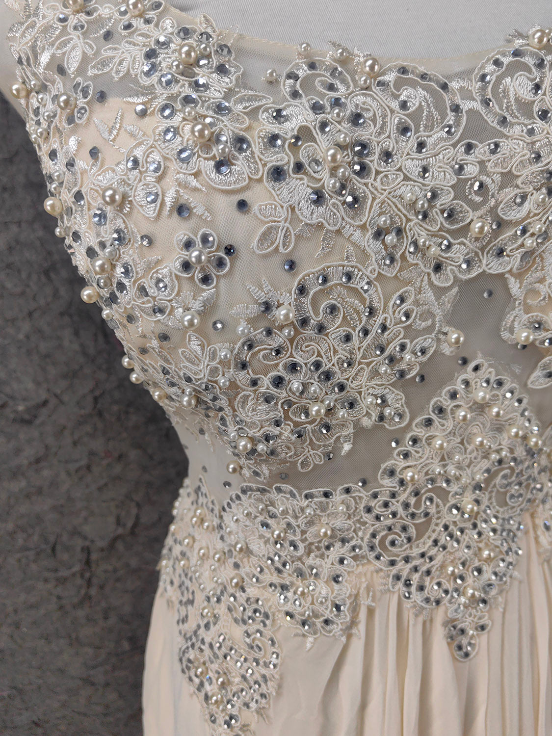 Elegantes elfenbeinfarbenes, perlenbesetztes Spitzen-Chiffon-Abendkleid mit Flügelärmeln P4657