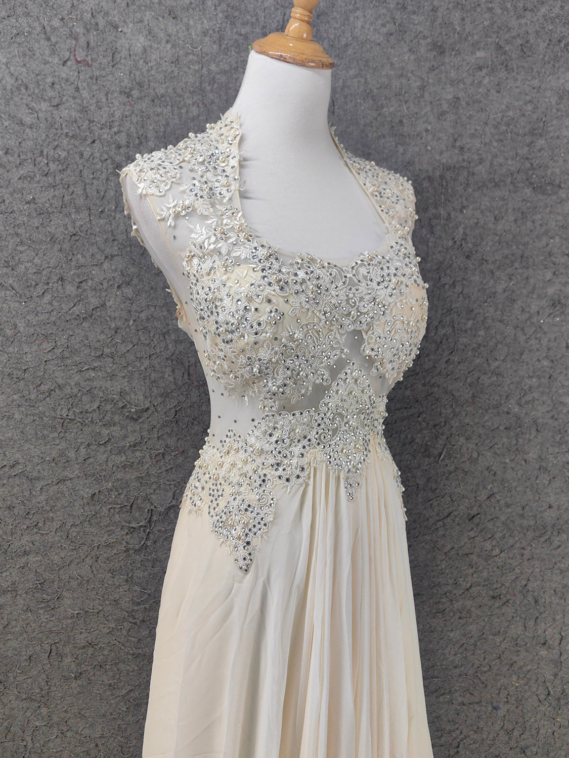 Elegantes elfenbeinfarbenes, perlenbesetztes Spitzen-Chiffon-Abendkleid mit Flügelärmeln P4657