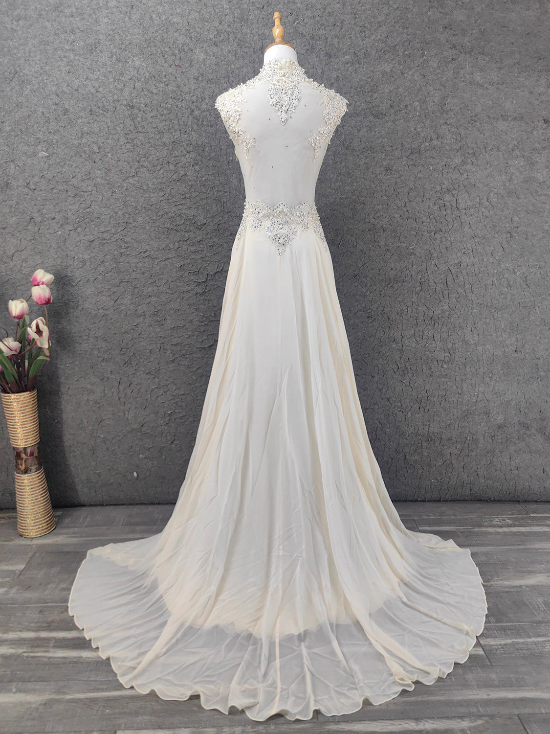 Elegantes elfenbeinfarbenes, perlenbesetztes Spitzen-Chiffon-Abendkleid mit Flügelärmeln P4657