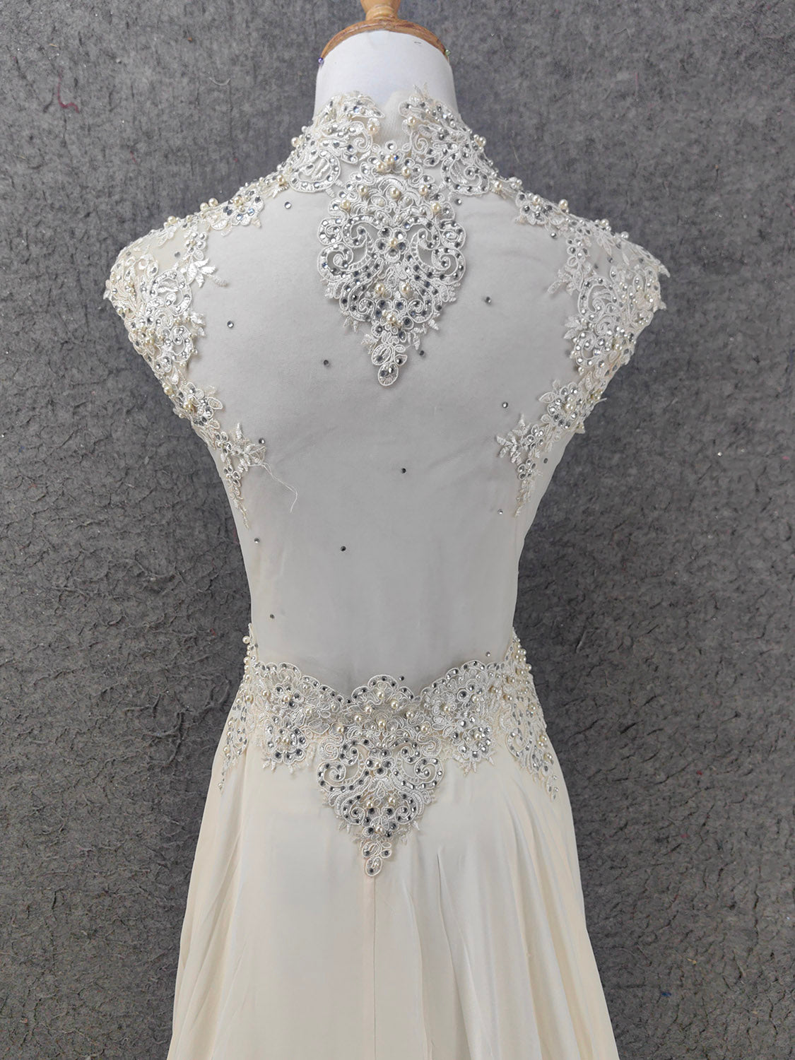 Elegantes elfenbeinfarbenes, perlenbesetztes Spitzen-Chiffon-Abendkleid mit Flügelärmeln P4657
