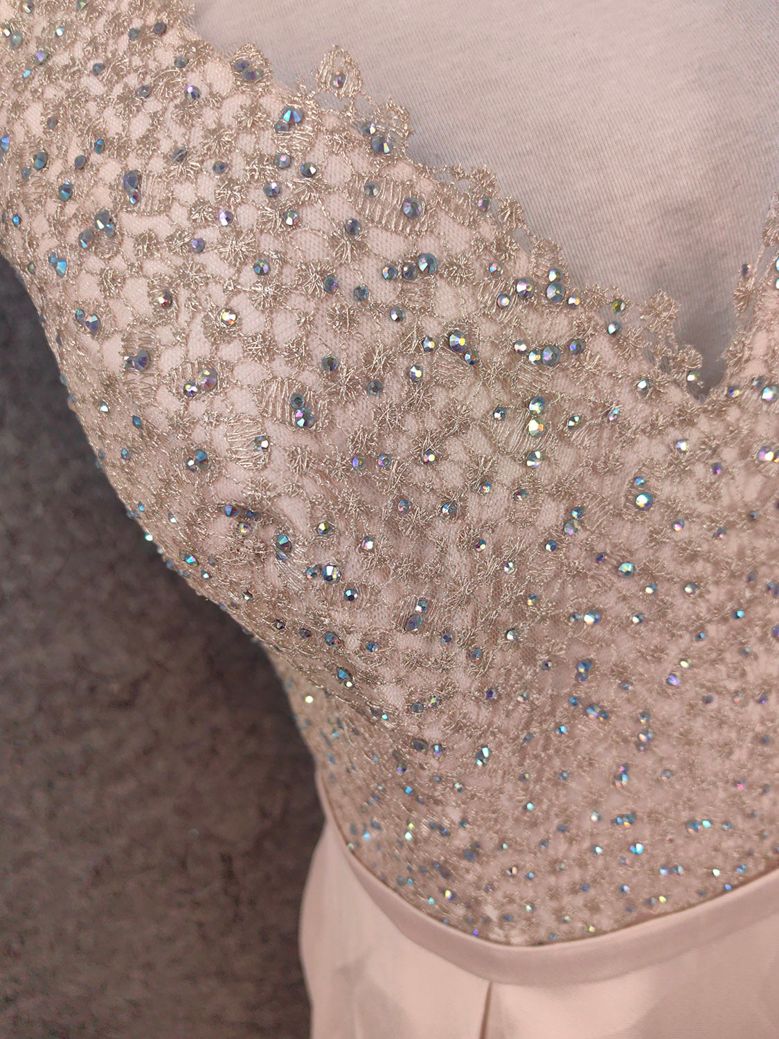 Elegantes rosa Neckholder-Kleid mit V-Ausschnitt, Strass und Spitze aus Satin, langes Ballkleid, Abendkleid P4662