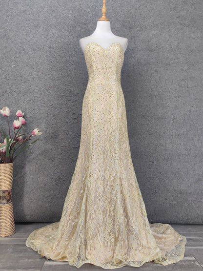Luxuriöses champagnergoldenes Neckholder-Abendkleid mit Strass-Spitze und Schleppe P4663