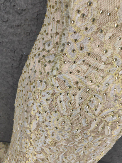 Luxuriöses champagnergoldenes Neckholder-Abendkleid mit Strass-Spitze und Schleppe P4663